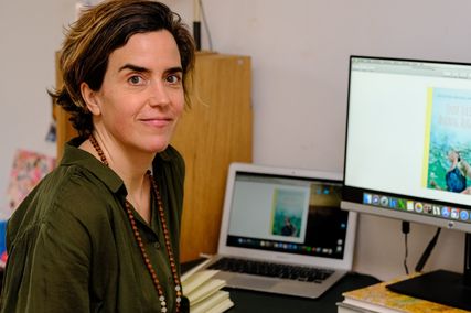 Als Drehbuch- und Romanautorin hat sich die gebürtige Triererin Kristina Magdalena Henn einen Namen gemacht. Mit ihr verbindet man erfolgreiche Kinofilme wie "Groupies bleiben nicht zum Frühstück" und die Filmreihe "Ostwind", die ein Millionenpublikum in ihren Bann gezogen hat. Seit der Geburt ihrer Tochter widmet sie sich auch Jugendromanen und Bilderbüchern für Kinder.