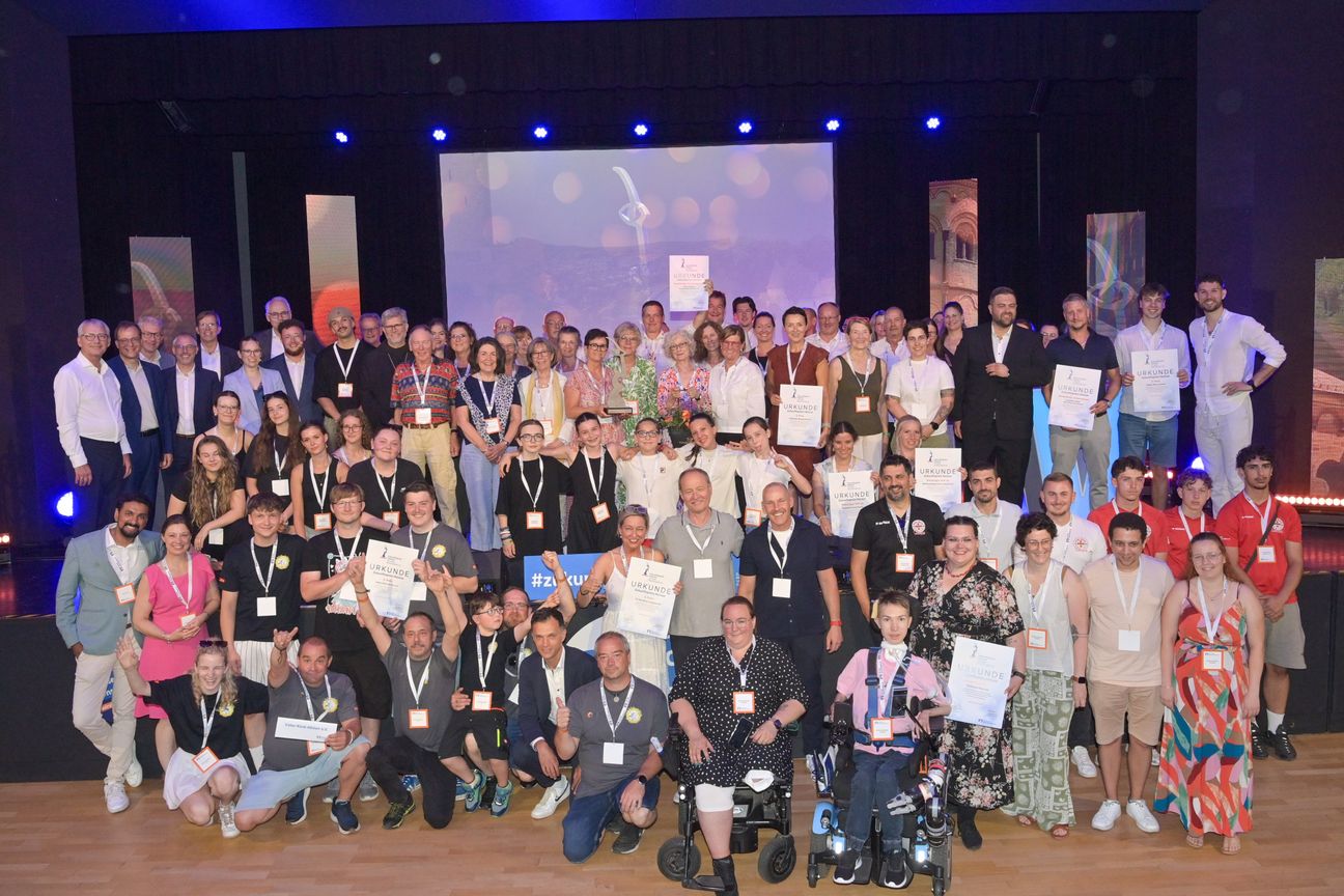 Die Preisträgerinnen und Preisträger des Zukunftspreis Heimat 2026 bei der festlichen Preisverleihung in der Mittelrheinhalle in Andernach.