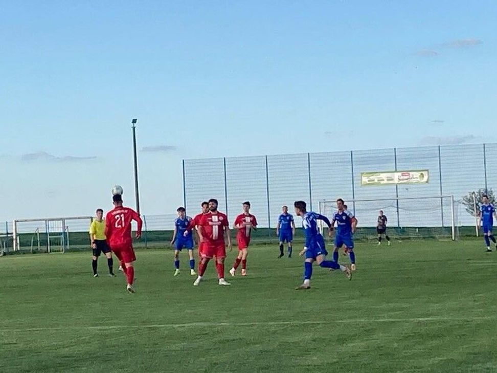 Großer Kampf bringt drei überraschende Punkte. Maifeld-Elztal (blaue Trikots) siegt gegen Emmelshausen-Karbach II mit 2:0.