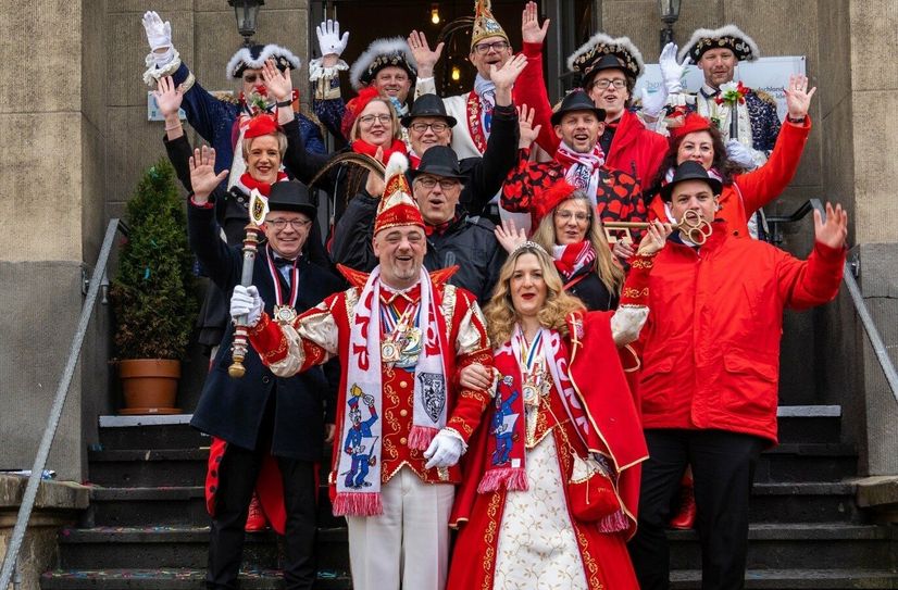 Stolz präsentiert Prinzessin Anika I. dem närrischen Volk den Rathausschlüssel.