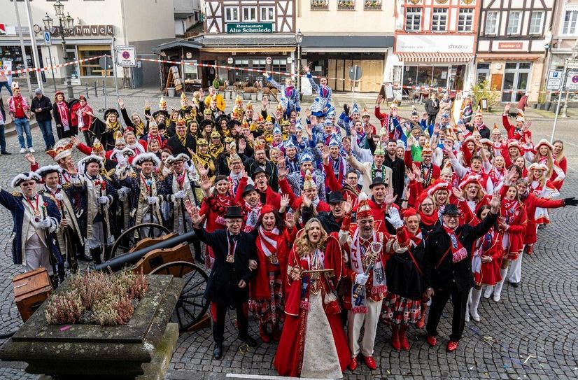 Die Vertreter der Bopparder Fastnachtsvereine waren zahlreich erschienen und bejubelten gemeinsam mit dem Prinzenpaar die närrische Machtübernahme in Boppard.
