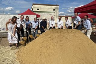 Feuerwehrchef Andreas Kirchartz (2. v. l.) und Feuerwehrdezernent Ralf Britten (r.) freuen sich mit vielen Beteiligten auf den sichtbaren Start des Bauprojekts.
