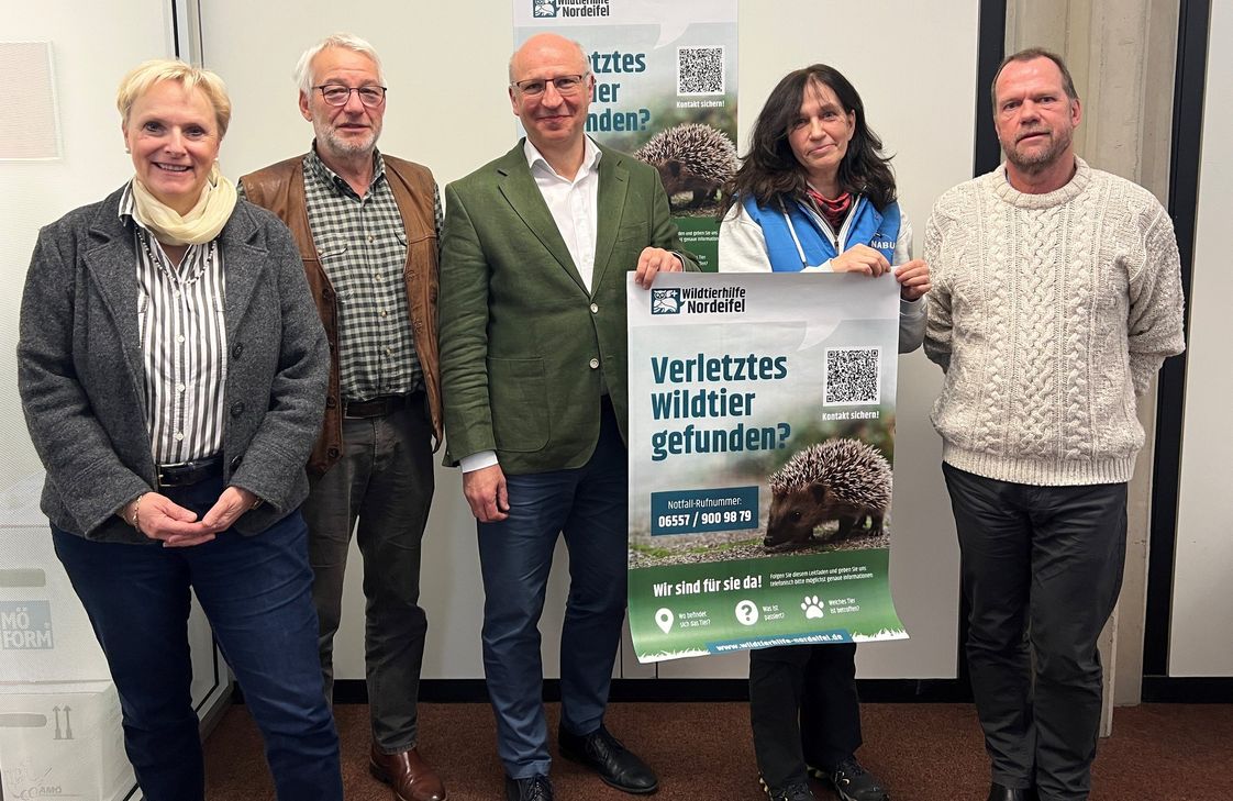 Freuen sich über die engere Vernetzung der Wildtierhilfe im Kreis Euskirchen (v. l.): Birgit Wonneberger-Wrede, Geschäftsbereichsleiterin für Gesundheit und Soziales beim Kreis Euskirchen, Kreisveterinär Dr. Jochen Weins, Bernd Hellgardt, Stiftungsvorstand der Eifelstiftung, sowie Marion Zöller und Ulrich Pohl (beide Vorsitzende des NABU-Kreisverbands Euskirchen).