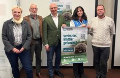 Freuen sich über die engere Vernetzung der Wildtierhilfe im Kreis Euskirchen (v. l.): Birgit Wonneberger-Wrede, Geschäftsbereichsleiterin für Gesundheit und Soziales beim Kreis Euskirchen, Kreisveterinär Dr. Jochen Weins, Bernd Hellgardt, Stiftungsvorstand der Eifelstiftung, sowie Marion Zöller und Ulrich Pohl (beide Vorsitzende des NABU-Kreisverbands Euskirchen).