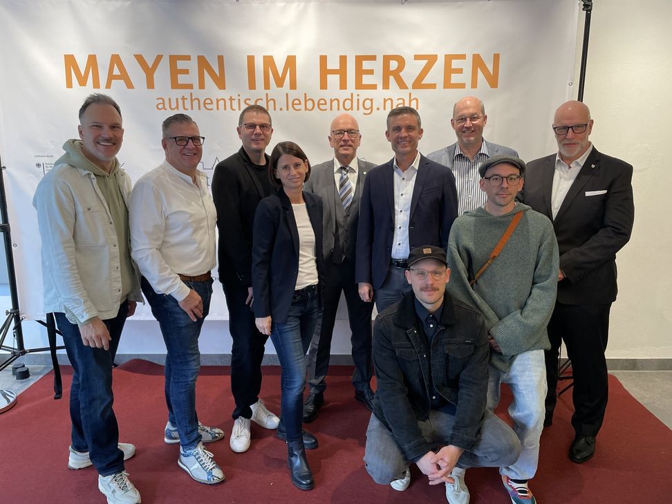 Sie haben »Mayen im Herzen«: Vertreter der Stadt, der MY-Gemeinschaft und der Sponsoren mit dem Filmteam.