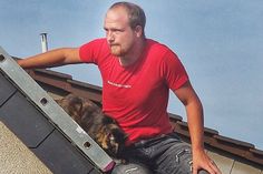 Wollte der Katz helfen und klemmte sich selbst ein: Die Feuerwehr befreite diesen Mann und die Mieze vom Dach eines Hauses in Hochstetten-Dhaun.