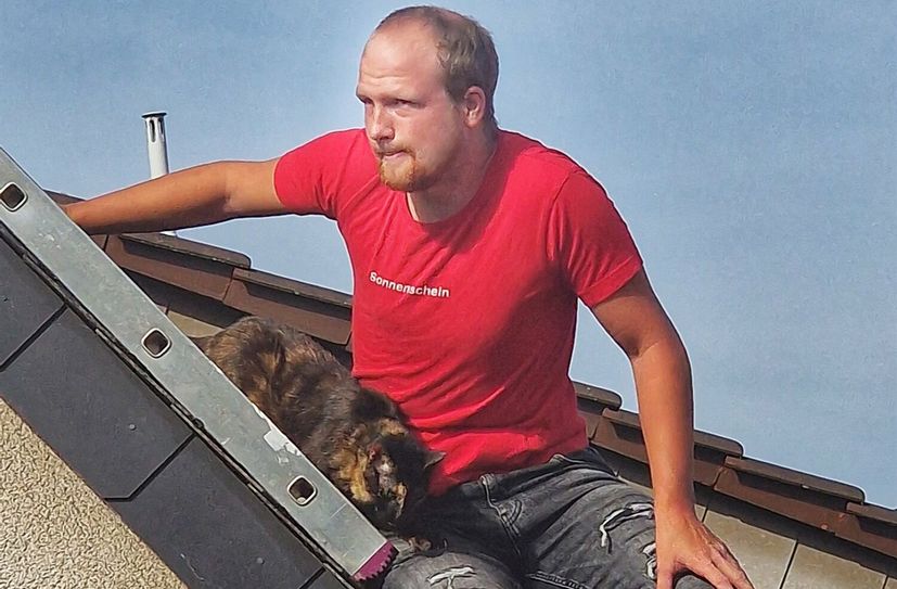 Wollte der Katz helfen und klemmte sich selbst ein: Die Feuerwehr befreite diesen Mann und die Mieze vom Dach eines Hauses in Hochstetten-Dhaun.