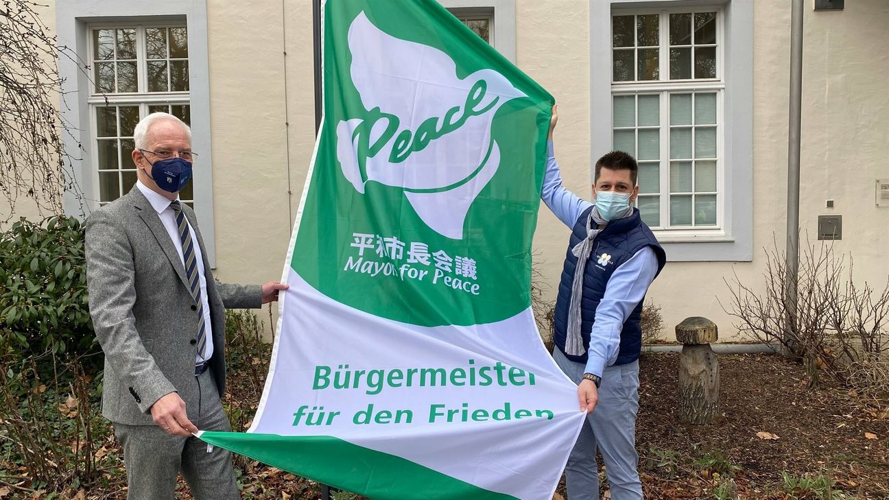 Oberbürgermeister Wolfram Leibe hat aus aktuellem Anlass heute vor dem Trierer Rathaus die Flagge des Friedensbündnisses Mayors for Peace gehisst. Mit dabei: Sein auch für Internationales zuständiger Büroleiter Matthias Berntsen.