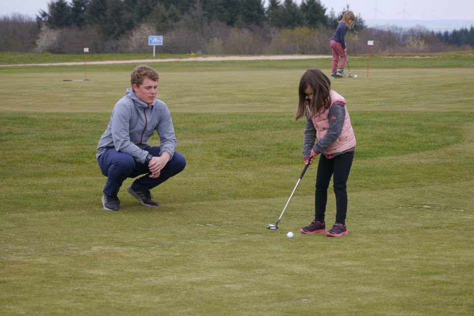 Jannik Oster führt die Bambini an den Golfsport heran.