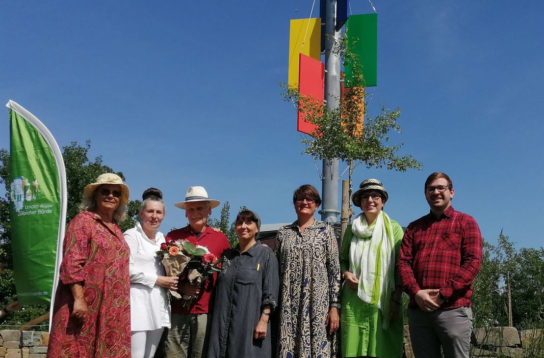 Bei strahlendem Sonnenschein waren alle beteiligten Akteure erfreut über die Fertigstellung des Kunstexponates. Foto: LAG Zülpicher Börde e.V.