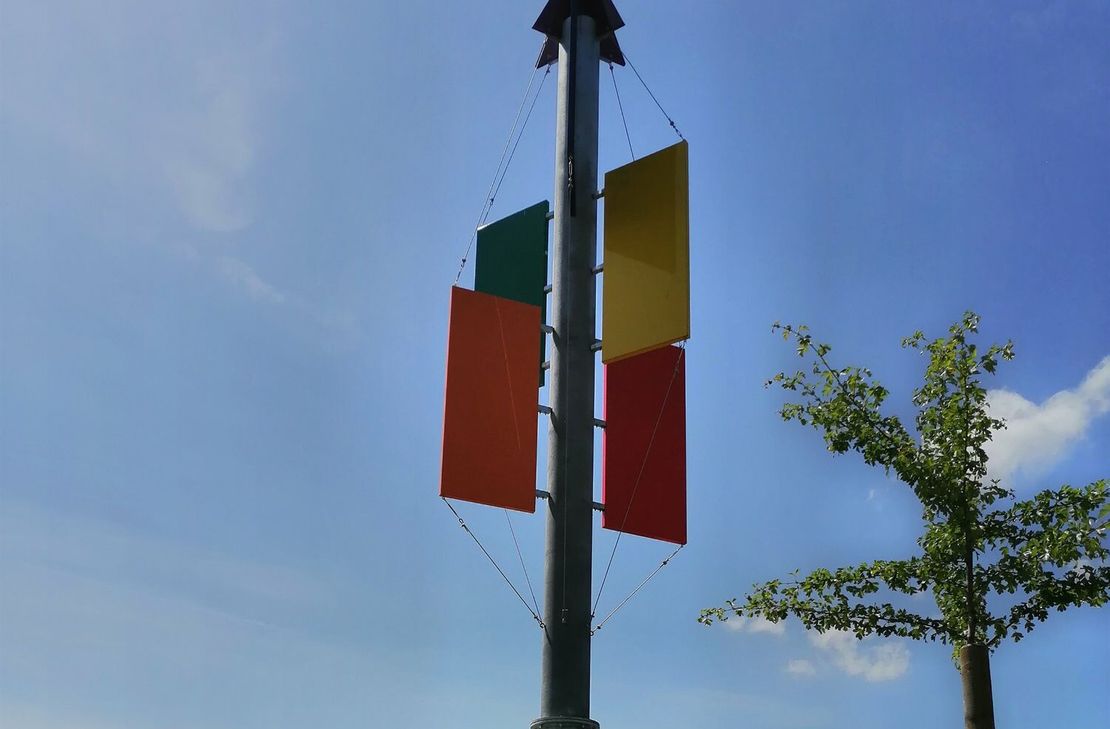 Der bunte Kunstbaum wird von einer herzförmigen Steinmauer eingefasst und bildet den Mittelpunkt des Projekts. Bildquelle: LAG Zülpicher Börde e.V