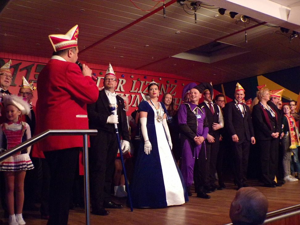 ICV-Aktiven feierten Sessionseröffnung mit abwechselungsreichen Darbietungen in der Isseler Narrhalla. Fotos: Diederich