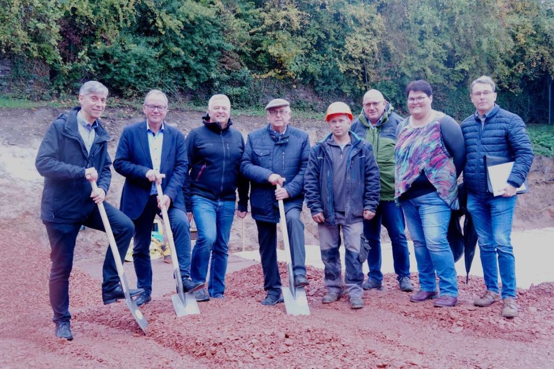 Die Bauarbeiten für den Erweiterungsbau der Grundschule St. Marien haben im Oktober begonnen. Bei dem Spatenstich waren Thomas Henter (Büro Henter Weimann), Bürgermeister Jürgen Dixius, Thomas Weimann (Büro Henter Weimann), Bernhard Clemens (Clemens Bau), Thorsten Piesché (Clemens Bau), Wolfgang Albert (Clemens Bau), Viola Dellerie (Rektorin Grundschule St. Marien) und Michael Stüber (Verbandsgemeindeverwaltung). Foto: Pressestelle