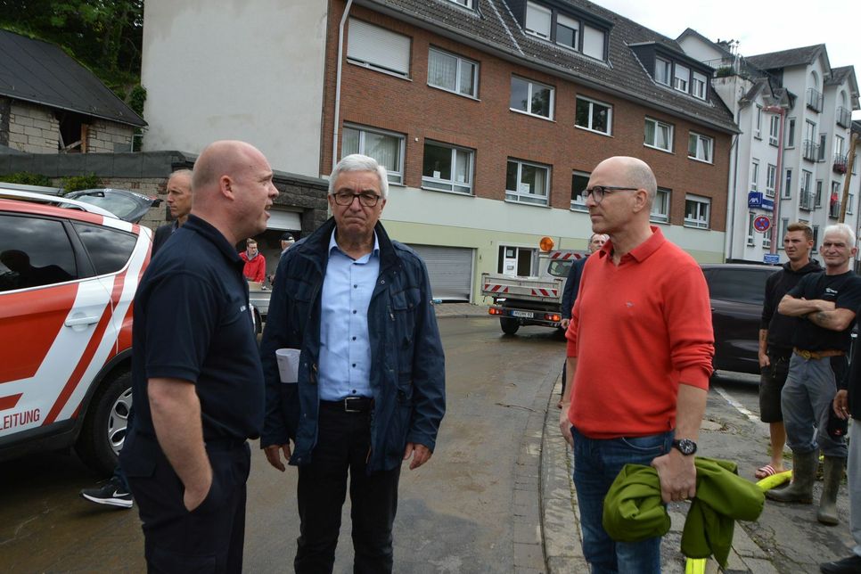 Von links: Wehrleiter Andreas Faber mit dem rheinland-pfälzischen Innenminister Roger Lewentz und Oberbürgermeister Dirk Meid in der Bachstraße.