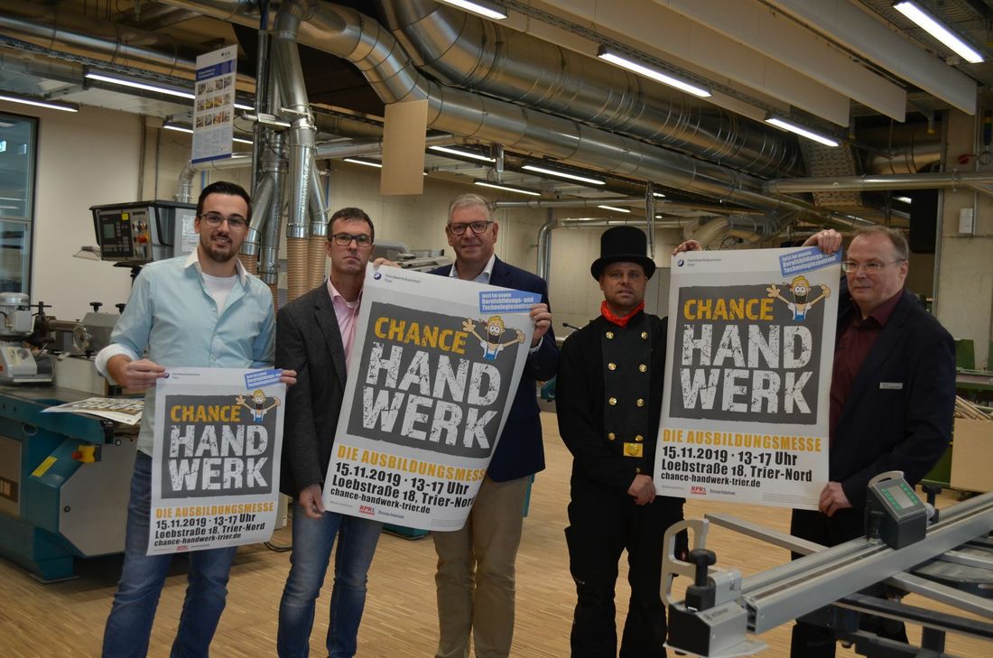 Von links: Dominik Schu, Firma Köhler, Thomas Sandner, Projektleiter BZT, Axel Bettendorf, HWK-Hauptgeschäftsführer, Sven Philipp, Schornsteinfeger-Innung und Carl-Ludwig Centner, HWK-Geschäftsführer Ausbildung werben für die Ausbildungsmesse "Chance Handwerk". Foto: Mohsmann