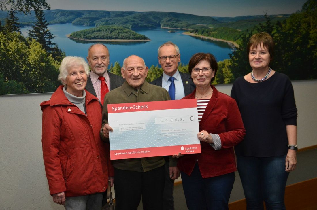 Vertreter des Bürger-Bündnis-Kanal-Entsorgung Simmerath, das kürzlich aufgelöst wurde, spendeten 4466 Euro an die Gemeindebücherei. Foto: T. Förster