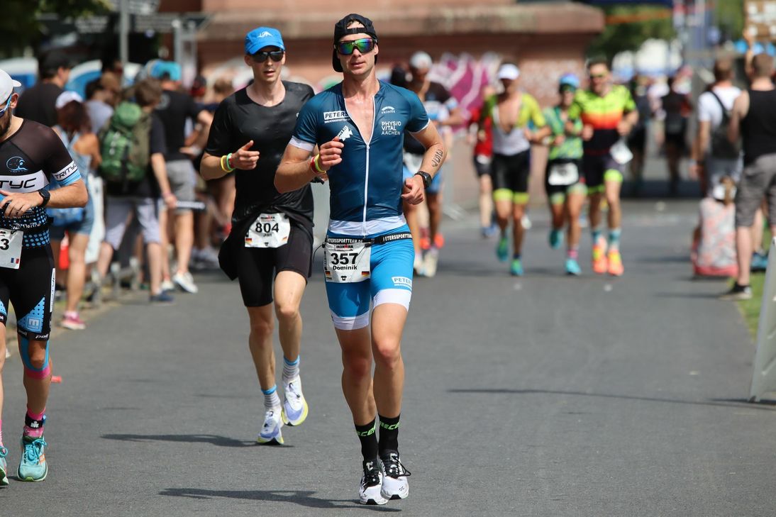 Bei den Ironman-Europameisterschaften in Frankfurt kam Dominik Neumann auf Platz 18 - viel wichtiger aber war, dass die Platzierung zur Qualifikation für den legendären Wettstreit der Triathleten auf Hawaii gereicht hat. Foto: Privat