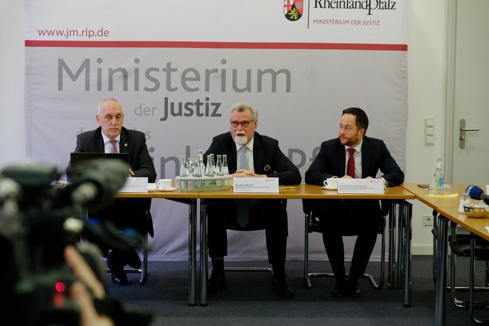 Im Rahmen einer Pressekonferenz stellte der rheinland-pfälzische Justizminister Herbert Mertin (Mitte) die Eckpunkte der Neustrukturierung des Jutizvollzugs vor. Foto: FF