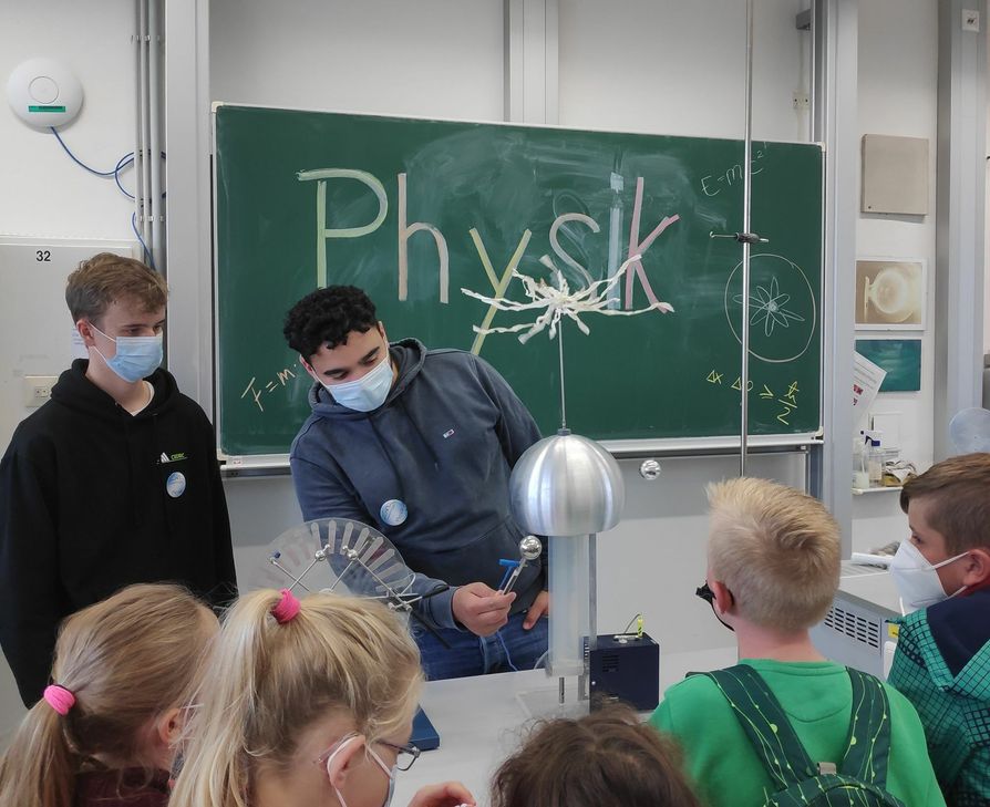 Zwei Oberstufenschüler präsentieren ein Experiment für die jüngeren Besucher. Foto: J. Kreitz