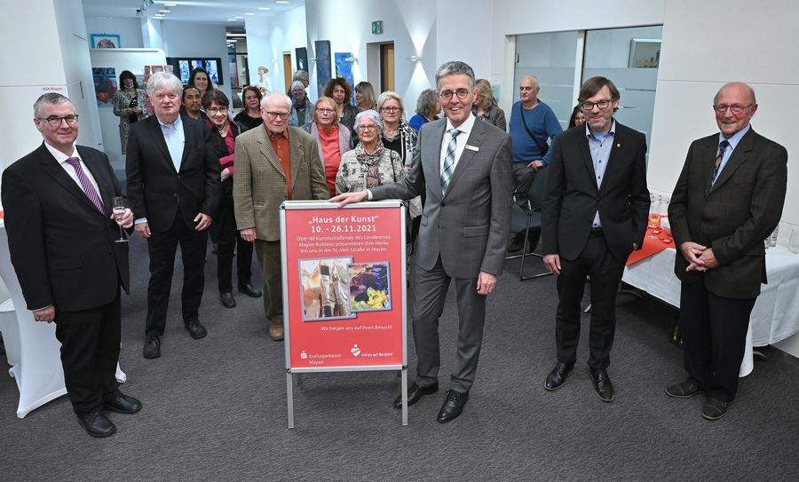 Landrat Dr. Alexander Saftig (l.) und KSK-Vorstandsvorsitzender Karl-Josef Esch (vorne mittig) begrüßten im Beisein des Beigeordneten Thomas Schroeder (2.v.r.) und Mayens Ehrenbürger und ehem. Bürgermeister Rolf Schumacher (2.v.l.) die ausstellenden Künstler sowie einen kleinen Kreis geladener Gäste zur Eröffnung der Ausstellung „Haus der Kunst“, die noch bis zum 26.11. im BeratungsCenter Mayen St.-Veit-Straße zu sehen sein wird.