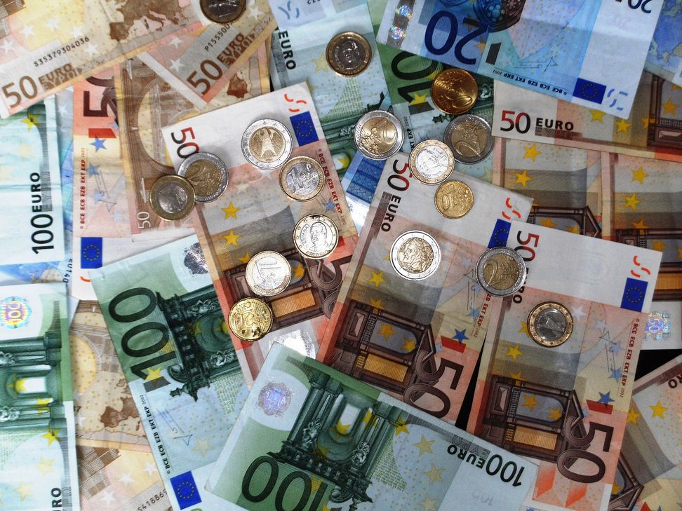 Knapp 10.000 Euro soll eine psychisch kranke Mitarbeiterin eines Dorfladens gestohlen haben.