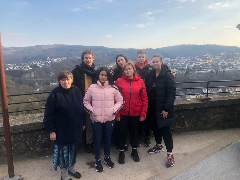 Florian Wurzbacher (2.v.l.) zeigt den Flüchtlingen Schloss Oberstein und die »neue Heimat«.