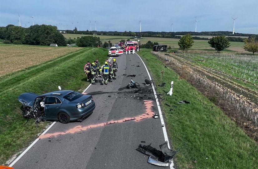 An beiden Unfallfahrzeugen entstand Totalschaden. Die Fahrer kamen mit leichten Verletzungen davon.