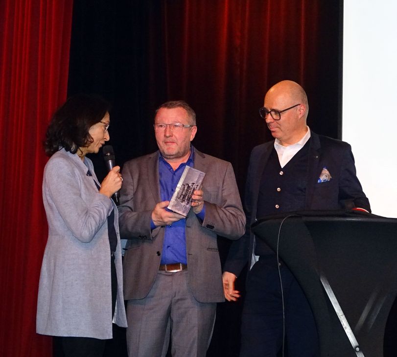 Hiltrud Zock und Andreas Ammer überreichen Eric Naunheim (Mitte) die Stifterplatte. Foto: Mohsmann
