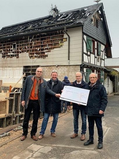 Scheckübergabe der Rotarier Dr. Ludwig Veltmann (v.l.) und Manfred Poth an die Treuhänder, Mechernichs Bürgermeister Dr. Hans-Peter Schick und Kommerns Ortsbürgermeister Rolf Jaeck. Foto: Privat/pp/Agentur ProfiPress