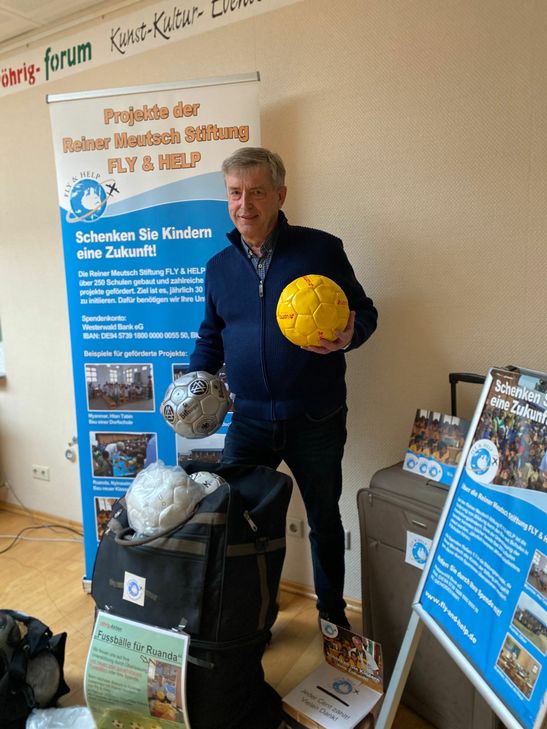 In der röhrig-forum Kulturbühne wurden jetzt die Fußbälle verpackt, die Hans Peter Röhrig mit nach Ruanda nimmt, um in diesem Monat die Aktion "Fußbälle für Ruanda" zu starten.