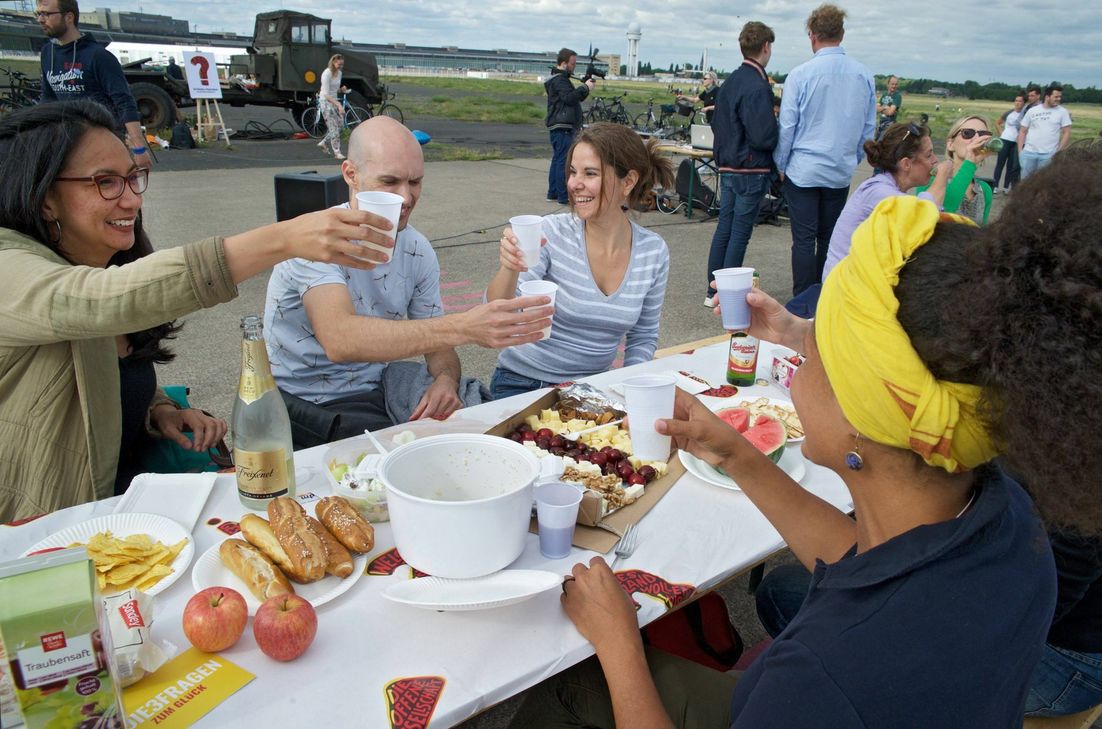 Mehr als 20.000 Menschen in über 450 Tafelrunden in ganz Deutschland feierten 2017 den "Tag der offenen Gesellschaft". Foto: Imago/epd-Bild/Rolf Zoellner