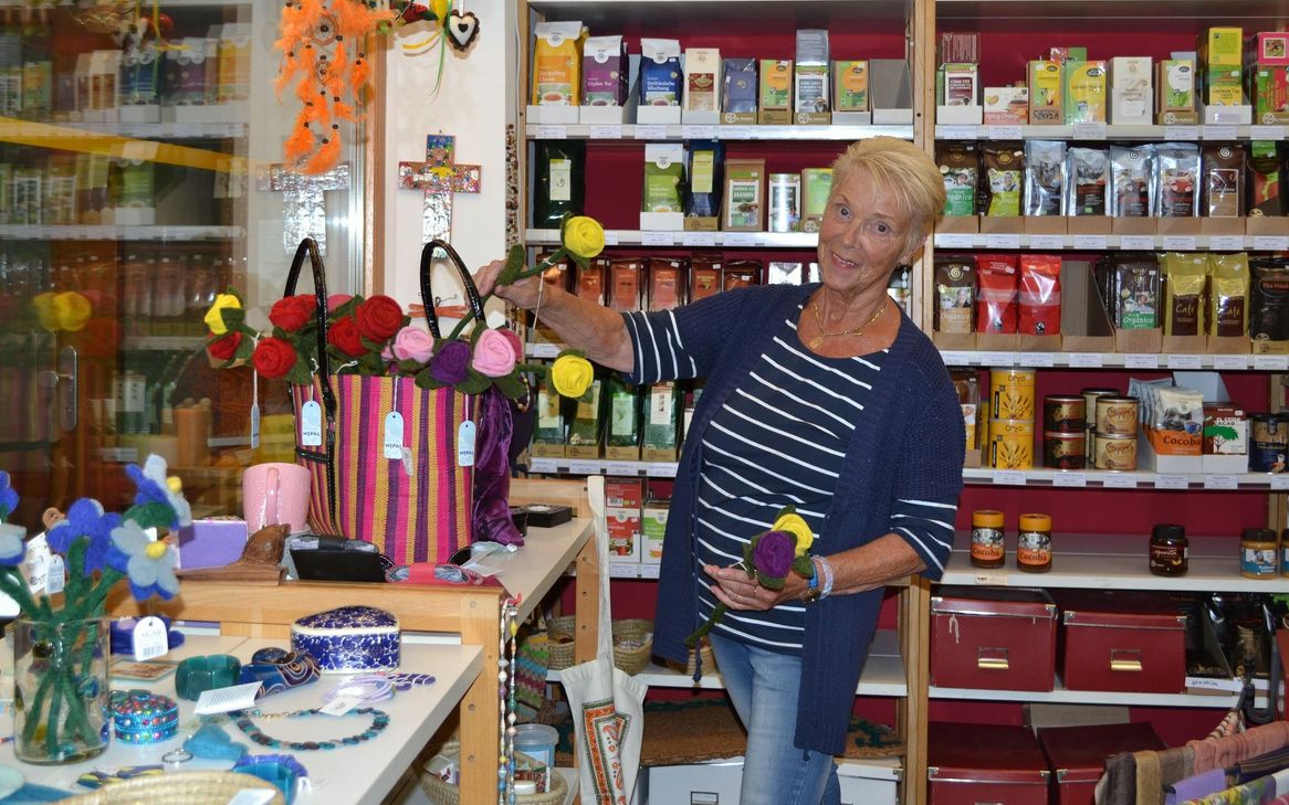 Waltraud Wolff bringt sich seit Anbeginn mit viel Spaß ehrenamtlich im »Fairen Eck« ein. Sie freut sich über weitere Engagierte, die es ihr und ihren Kolleginnen in Bad Münstereifel gleich tun. Foto: Bach