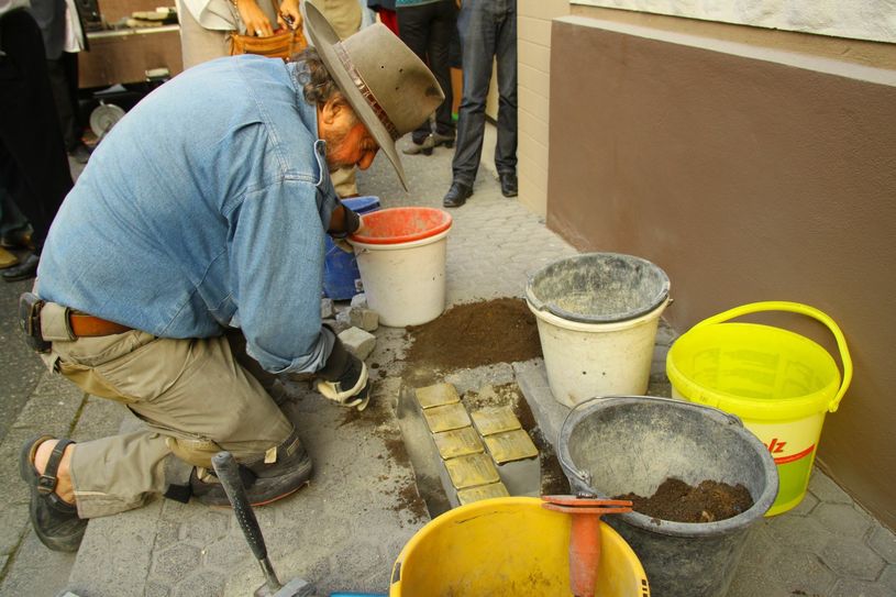 Der Kölner Bildhauer Gunter Demnig verlegte die Steine im Roßberg in Altenahr. Foto: Nolden
