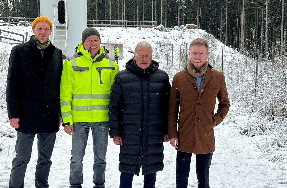 Dr. Jan Heinisch (CDU-NRW-Fraktion), Frank Brösse (STAWAG), Bürgermeister Bernd Goffart und der Landtagsabgeordnete Daniel Scheen-Pauls besuchten den Lammersdorfer Windpark - das Modellprojekt für ganz NRW in Sachen Nutzung von Windenergie und Beteiligung von Bürgern. Foto: T. Förster