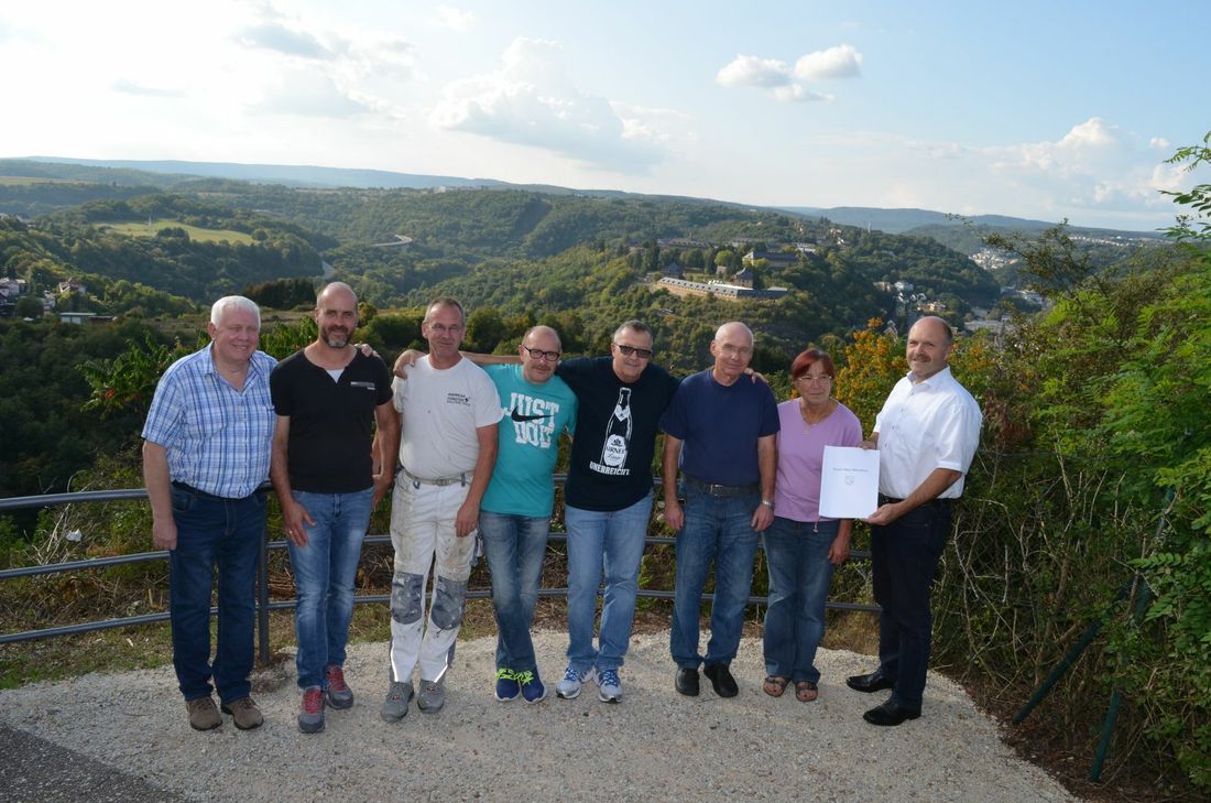 Bürgermeister Friedrich Marx (rechts) übergab den Anliegern die Patenschaftsurkunde und dankte ihnen für ihr Engagement.