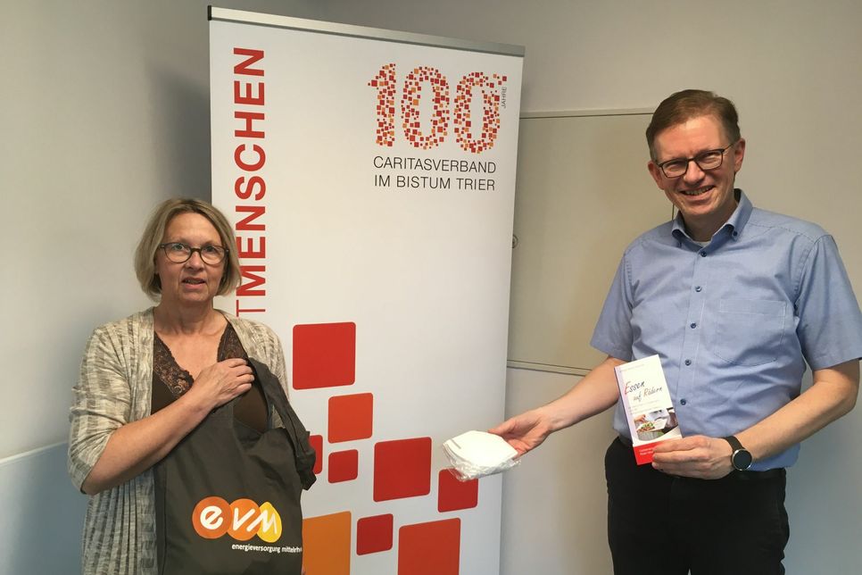 Marita Bretz dankt Marcelo Peerenboom von der Energieversorgung Mittelrhein AG (evm) für die praktische Unterstützung. Foto: Caritas