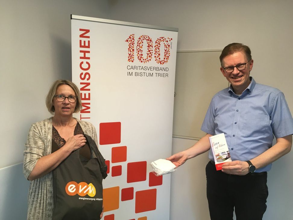 Marita Bretz dankt Marcelo Peerenboom von der Energieversorgung Mittelrhein AG (evm) für die praktische Unterstützung. Foto: Caritas