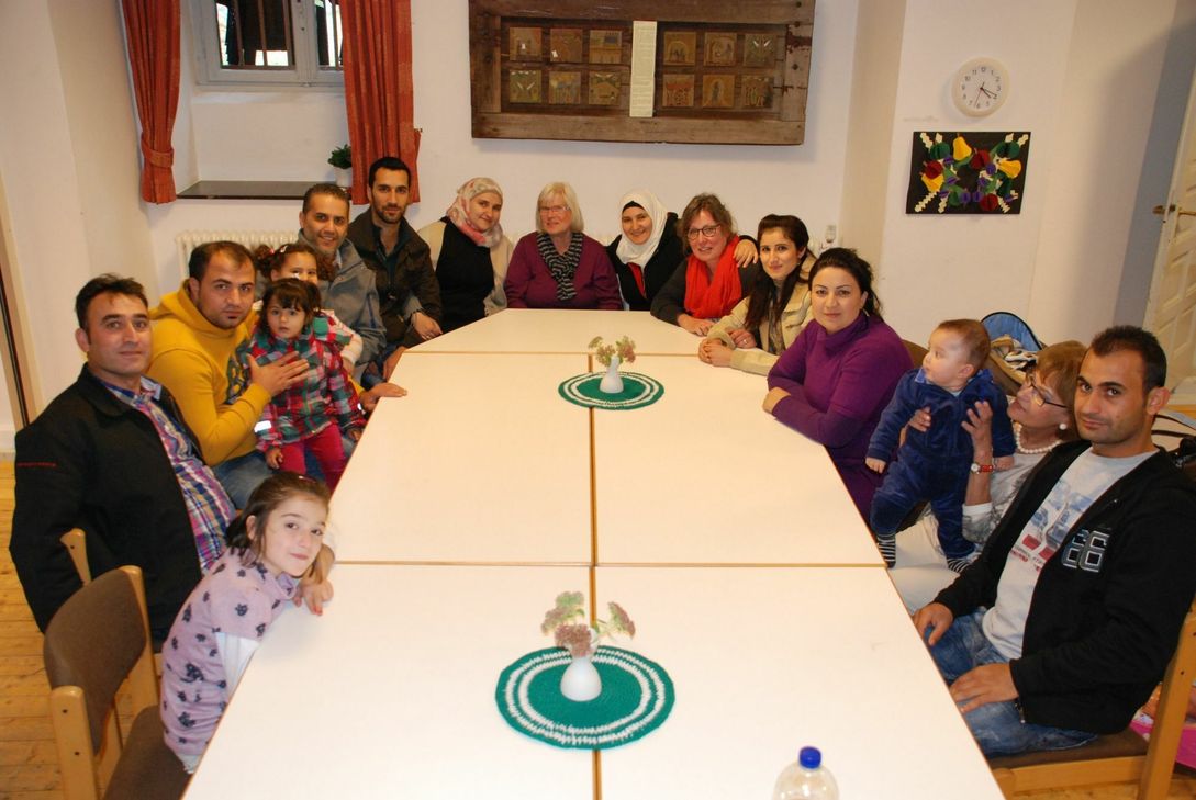 Donnerstags sind es bis zum 25 Gäste, die im Familienzentrum gemeinsam an einem Tisch sitzen und essen. Foto: Nolden