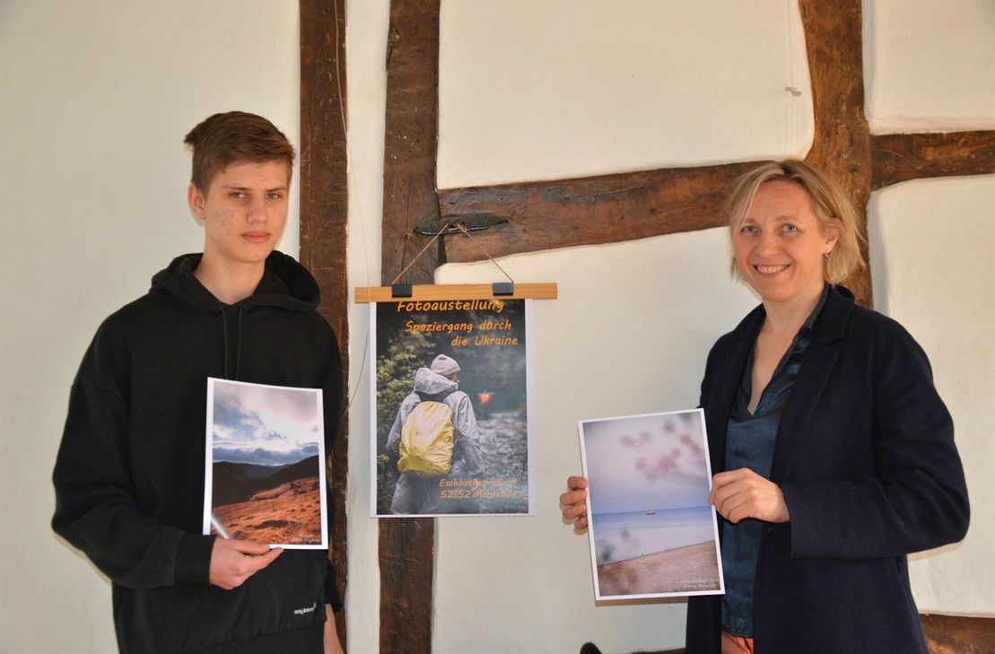 Im Fachwerkhaus von Inga Artamonova in der Monschauer Altstadt zeigt Ilija Cheban, der aus der Ukraine floh, seine Fotografien. Foto: T. Förster