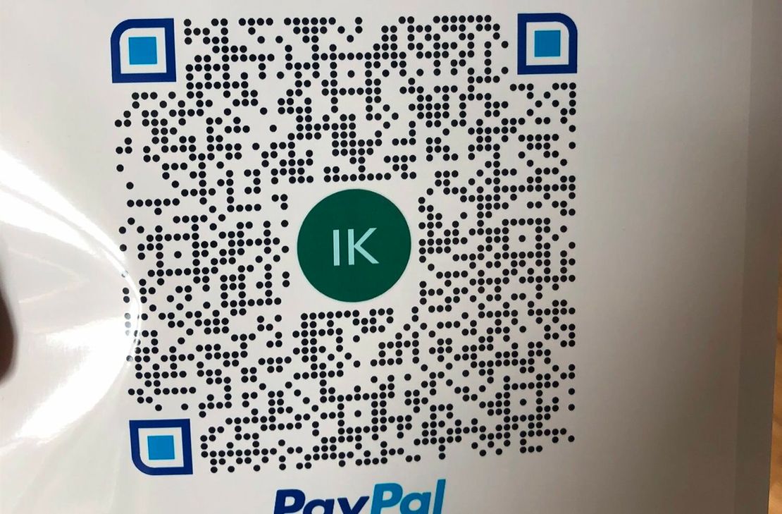 Im Fachwerkhaus von Inga Artamonova in der Monschauer Altstadt zeigt Ilija Cheban, der aus der Ukraine floh, seine Fotografien. Foto: T. Förster