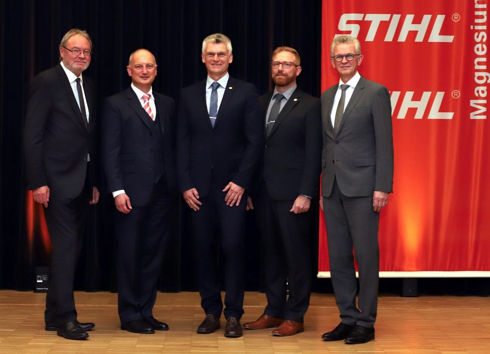 Für 25 Jahre Betriebszugehörigkeit wurde geehrt: Edgar Krump (Mitte). Fotos: STIHL