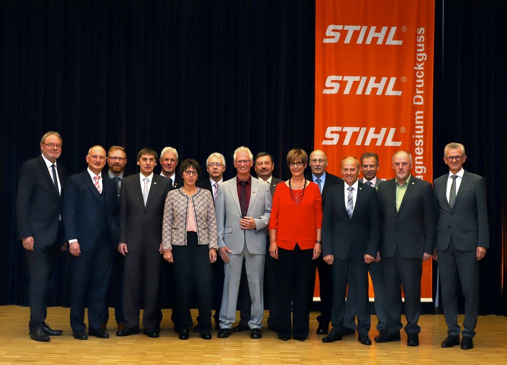 Für 40 Jahre Betriebszugehörigkeit wurden geehrt. Franz Pauls, Manfred Elsen, Dieter Schauster, Herbert Kaufmann, Marita Kleusch, Hermann Propson, Heinz Krump, Rudolf Hecker, Roswitha Lauer, Rudolf Breuer, Willi Steils (v. r.).