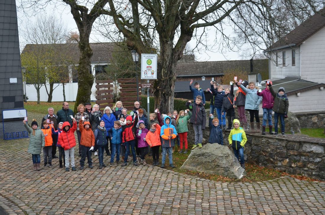 Die Mützenicher Schüler und besonders ihre Eltern nutzen bereits sehr zufriedenstellend die neue »Elternhaltestelle«. Um die Autofahrer an die neue Hol- und Bringzone zu erinnern, haben die Schüler wie hier die Drittklässler Anhänger für den Rückspiegel gebastelt. Foto: T. Förster