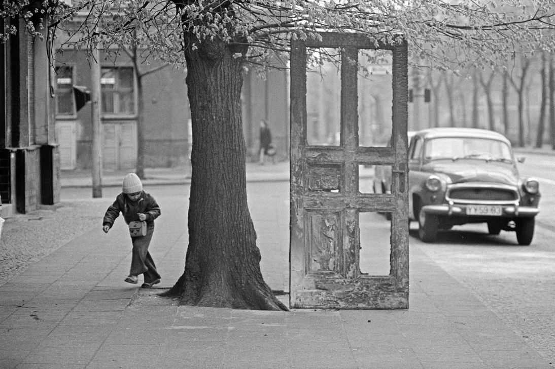 Der Blick auf den Alltag in der damaligen DDR prägte die KuK-Ausstellung »Bilder aus einem vergangenen Land. Ostdeutsche Fotografie«. Für 2019 ist mit Blick auf das Mauerfall-Jubiläum eine Fortsetzung der Thematik angekündigt. Foto: bpk/Bernd Heyden, Die Tür in der Schönhauser Allee, Ost-Berlin, 1976