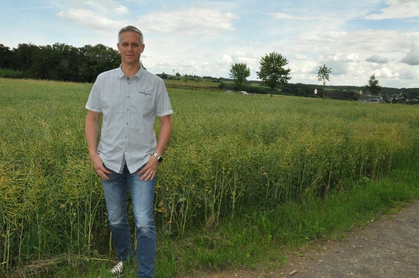 Alflens Ortsbürgermeister Berthold Schäfer inmitten einer Fläche an der B 259, die zukünftig Platz für ein "Interkommunales Gewerbegebiet" bieten könnte.