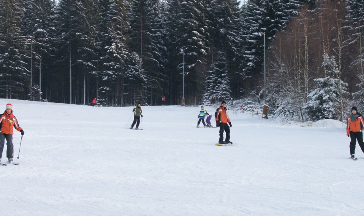 Bei guten Schneebedingungen herrscht Hochbetrieb auf der Skibahn am Dollberg in Neuhütten. Archivfoto: Fischer