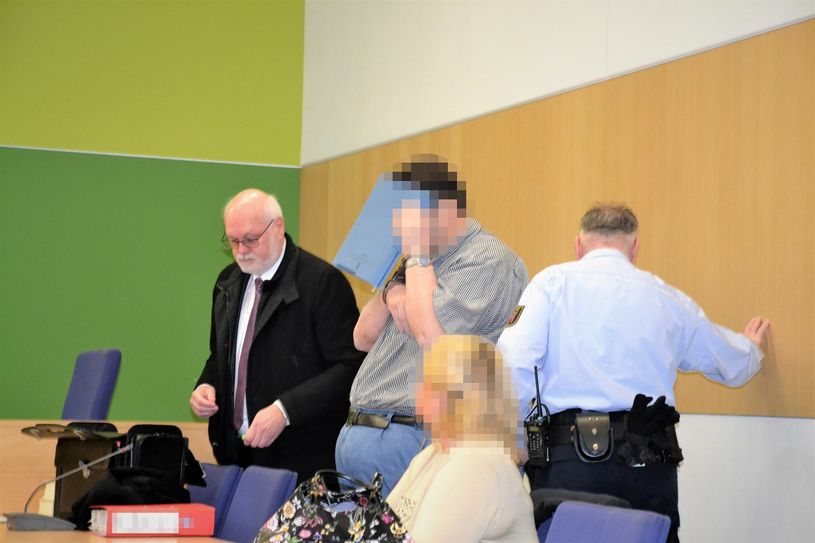 Staatsanwalt und Verteidiger Wolfgang Simon sind sich einig, dass eine bessere Kontrolle innerhalb der Kreisverwaltung Bitburg-Prüm verhindert hätte, dass ein Sachbearbeiter des Jugendamts 1,5 Millionen Euro über eine Dauer von 13 Jahren abzweigt, ohne aufzufliegen. Fotos: Sybille Schönhofen