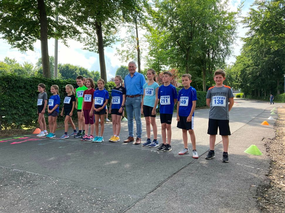 Peter Borsdorff spendete am Rande des Eicherscheider Heckenlaufs, dessen Schirmherr Bürgermeister Bernd Goffart war (Bild unten), 750 Euro für die Förderschule Nordeifel.