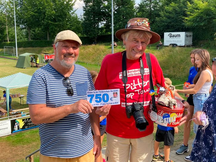 Peter Borsdorff spendete am Rande des Eicherscheider Heckenlaufs, dessen Schirmherr Bürgermeister Bernd Goffart war (Bild unten), 750 Euro für die Förderschule Nordeifel.