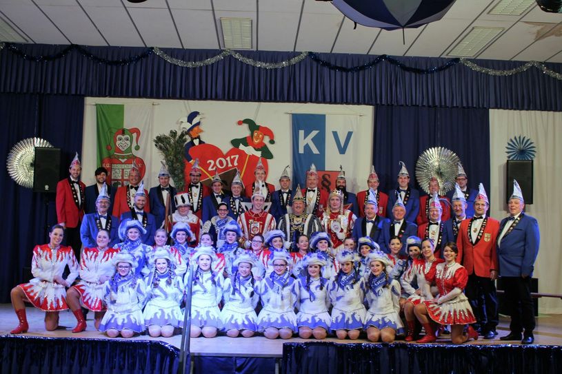 Die Elferräte und Funkengarden sowie das Prinzenpaar und das Dreigestirn des KV Pündericher Gesetzkrämer und der KG Briedel.